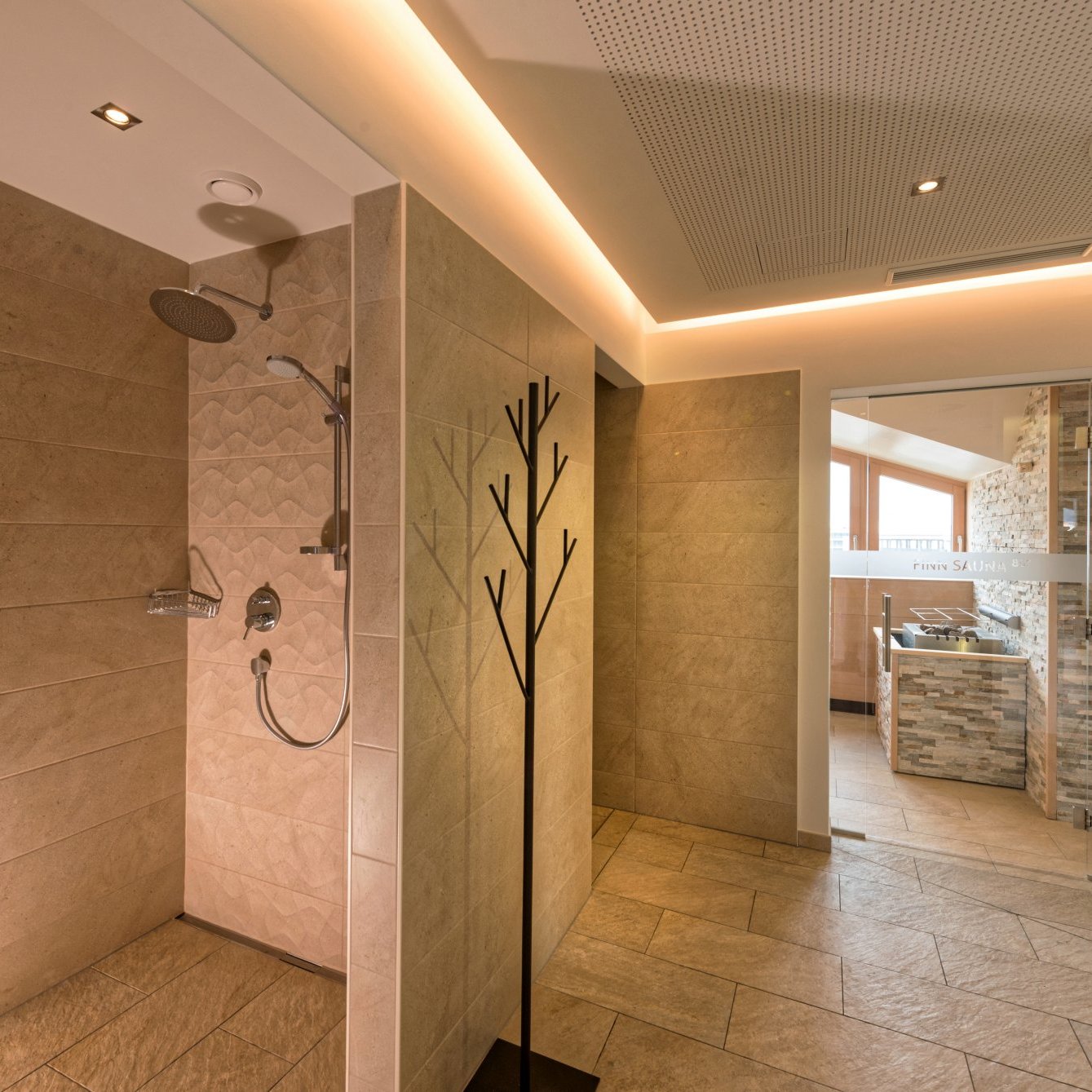 csm_Alphotel-Innsbruck-Tirol-Panoramasauna-Duschen_2ef5789b80