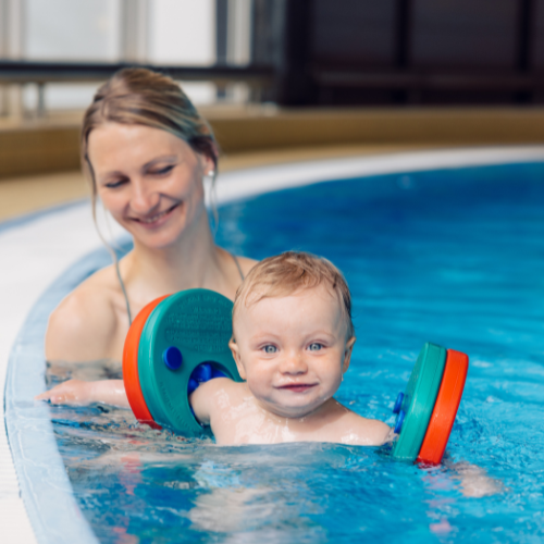 15 Mutter und Baby genießen den Pool in einem Innsbruck Hotel, ideal für Familienurlaub und Kinderfreundlichkeit.