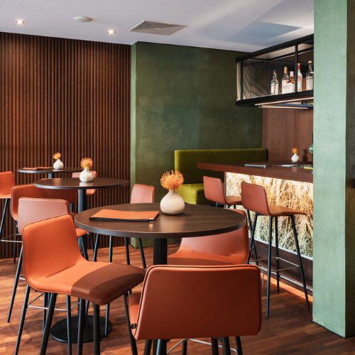 Gemütliche Lounge im Alphotel Innsbruck mit modernen Möbeln und stilvollem Design für entspannte Abende.